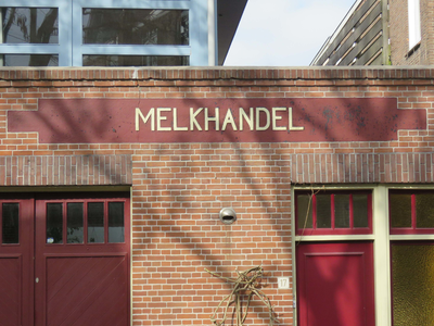 840661 Afbeelding van de muurreclame 'Melkhandel'', op de zijgevel van het pand Krugerstraat 17 in de Steijnstraat te ...